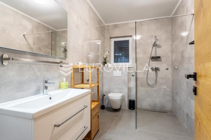 Milna, uvala Osibova, kuća s bazenom i pogledom na more ukupne površine 318 m²