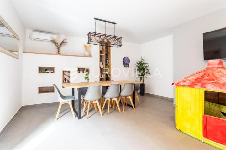 Milna, uvala Osibova, kuća s bazenom i pogledom na more ukupne površine 318 m²