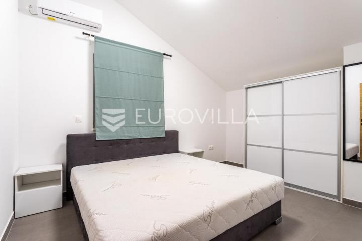 Milna, uvala Osibova, kuća s bazenom i pogledom na more ukupne površine 318 m²