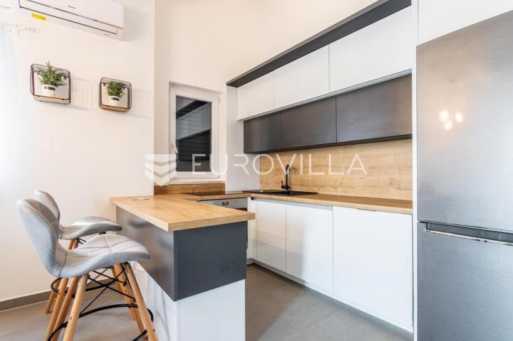 Milna, uvala Osibova, kuća s bazenom i pogledom na more ukupne površine 318 m²