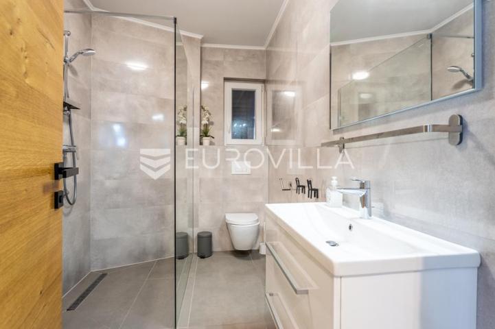 Milna, uvala Osibova, kuća s bazenom i pogledom na more ukupne površine 318 m²