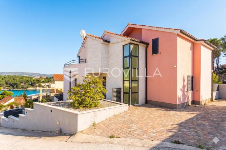 Milna, uvala Osibova, kuća s bazenom i pogledom na more ukupne površine 318 m²