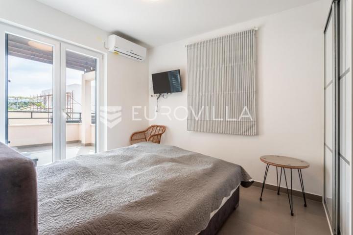 Milna, uvala Osibova, kuća s bazenom i pogledom na more ukupne površine 318 m²