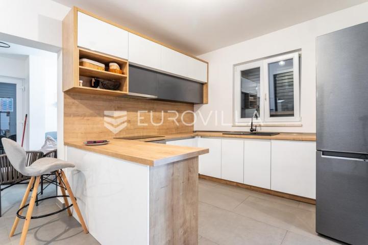 Milna, uvala Osibova, kuća s bazenom i pogledom na more ukupne površine 318 m²