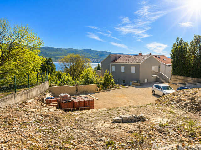 Kuća s 4 apartmana+dodatno zemljište–2. red od mora Pridraga, Hrvatska