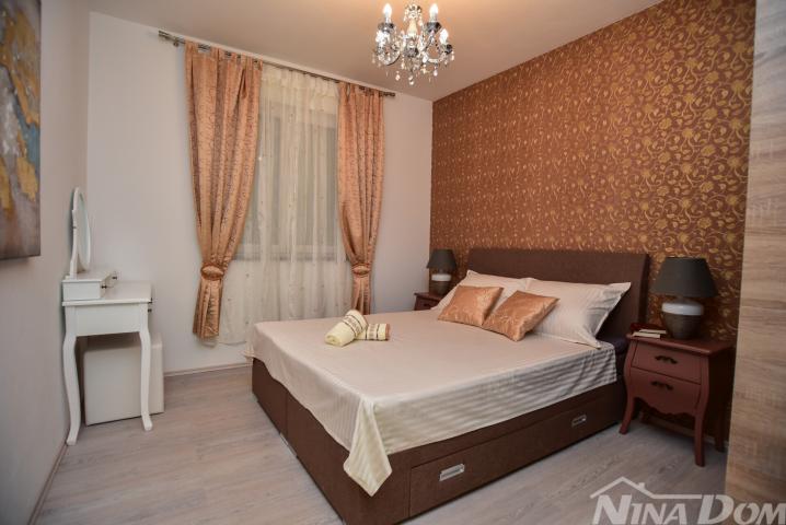 Kuća s 4 apartmana+dodatno zemljište–2. red od mora Pridraga, Hrvatska