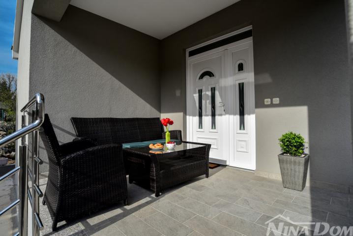 Kuća s 4 apartmana+dodatno zemljište–2. red od mora Pridraga, Hrvatska