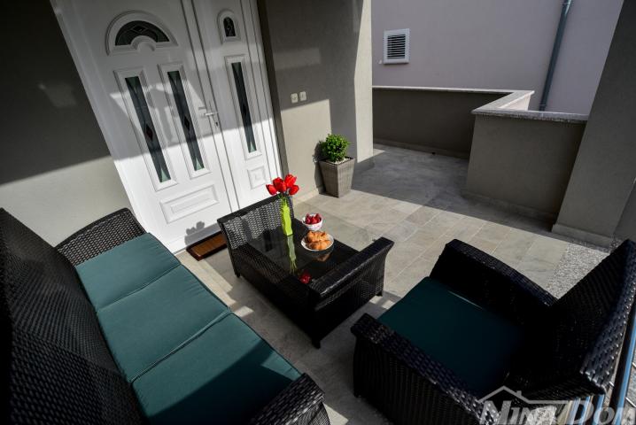 Kuća s 4 apartmana+dodatno zemljište–2. red od mora Pridraga, Hrvatska