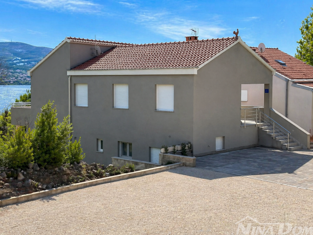 Kuća s 4 apartmana+dodatno zemljište–2. red od mora Pridraga, Hrvatska