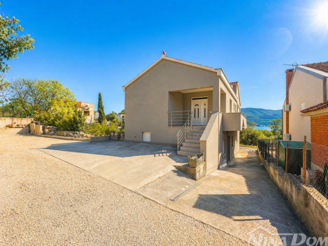 Kuća s 4 apartmana+dodatno zemljište–2. red od mora Pridraga, Hrvatska