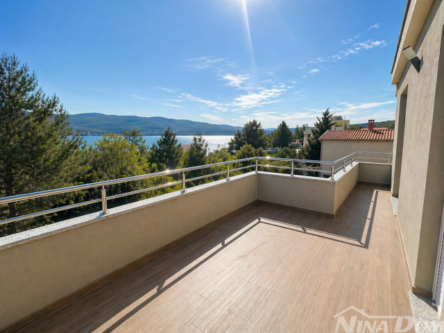 Kuća s 4 apartmana+dodatno zemljište–2. red od mora Pridraga, Hrvatska