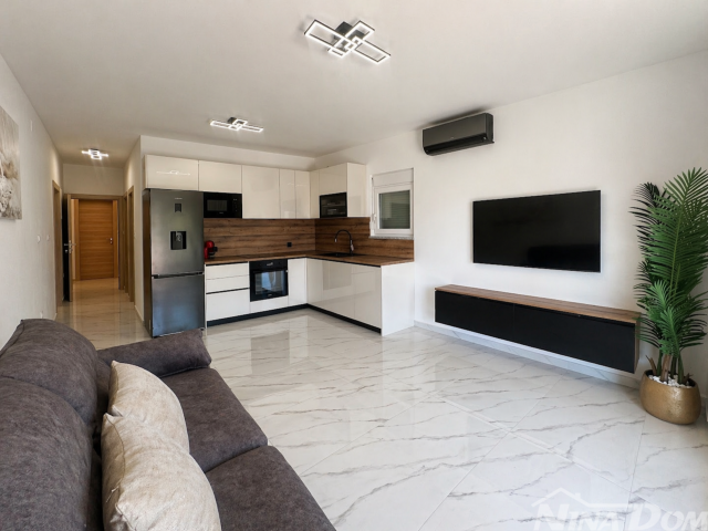 Kuća s 4 apartmana+dodatno zemljište–2. red od mora Pridraga, Hrvatska
