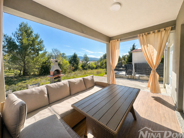 Kuća s 4 apartmana+dodatno zemljište–2. red od mora Pridraga, Hrvatska