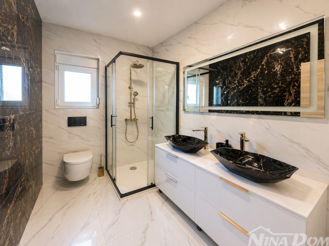 Kuća s 4 apartmana+dodatno zemljište–2. red od mora Pridraga, Hrvatska