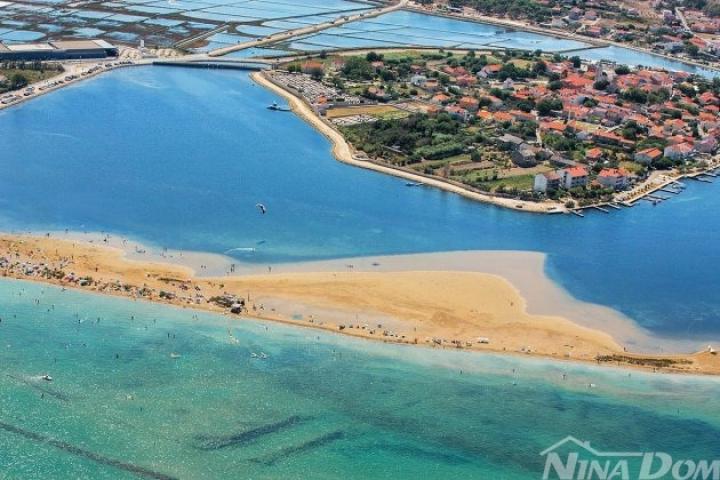 NIN-GRAĐEVINSKO ZEMLJIŠTE- TOP LOKACIJA .500 M OD MORA. 