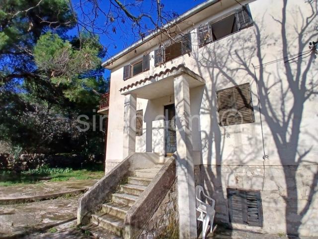 Kuća s velikim dvorištem, Murter