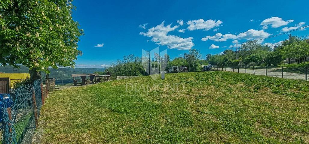 Motovun, okolica, zemljište sa panoramskim pogledom!