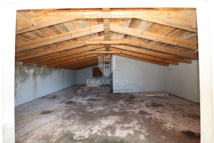 Rovinj, 800 od plaže, kuća za adaptaciju s velikom okućnicom