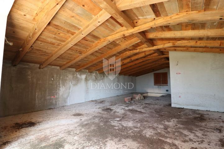 Rovinj, 800 od plaže, kuća za adaptaciju s velikom okućnicom