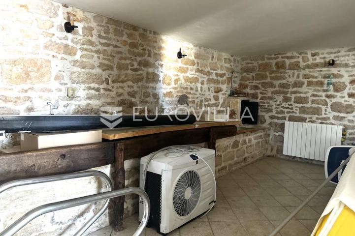 Istra, Višnjan, kamena vila s bazenom i očaravajućim pogledom na more