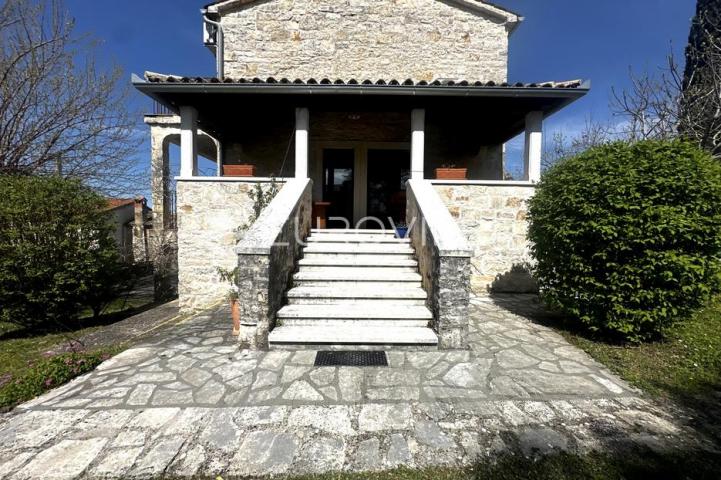 Istra, Višnjan, kamena vila s bazenom i očaravajućim pogledom na more