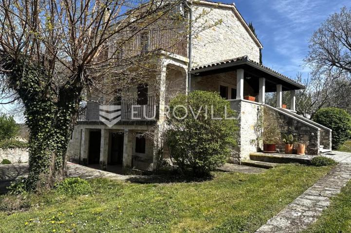 Istra, Višnjan, kamena vila s bazenom i očaravajućim pogledom na more