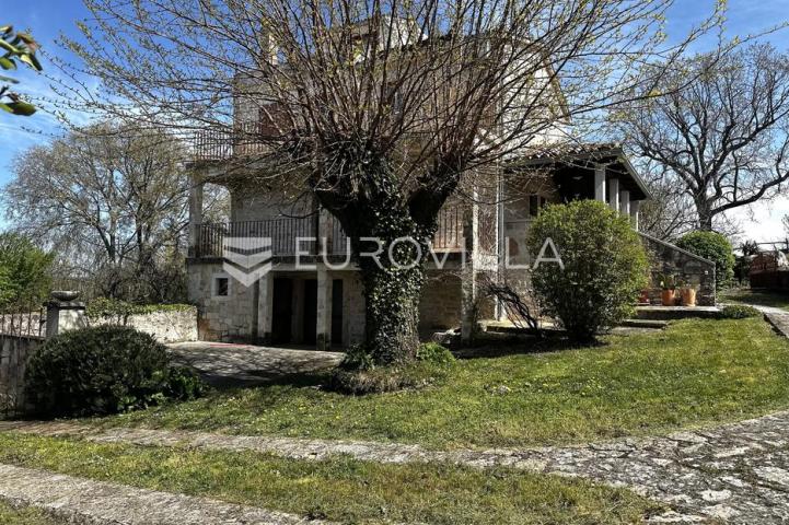 Istra, Višnjan, kamena vila s bazenom i očaravajućim pogledom na more