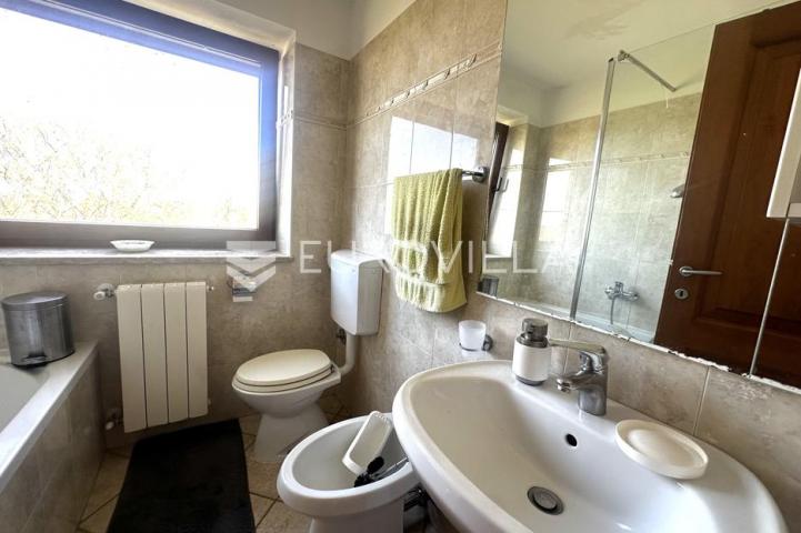 Istra, Višnjan, kamena vila s bazenom i očaravajućim pogledom na more