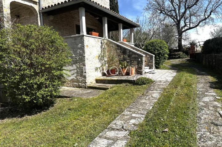 Istra, Višnjan, kamena vila s bazenom i očaravajućim pogledom na more