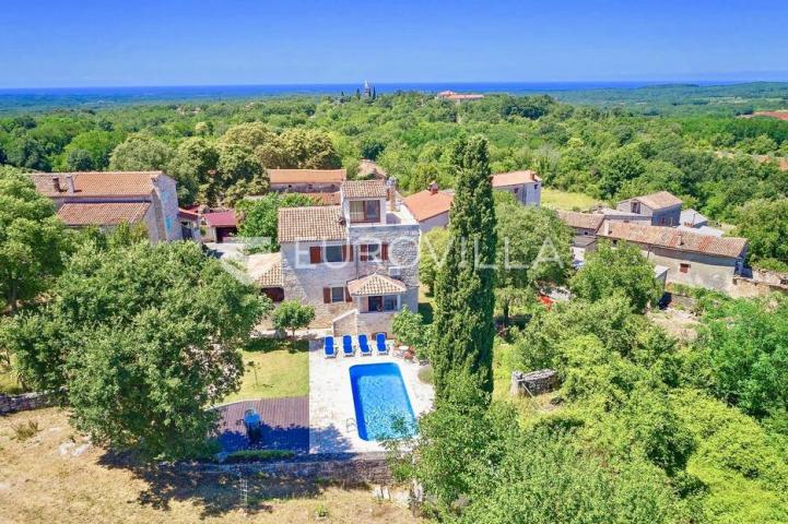 Istra, Višnjan, kamena vila s bazenom i očaravajućim pogledom na more