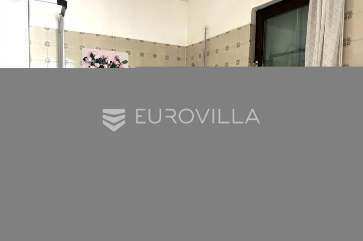 Istra, Višnjan, okolica, autentična kamena kuća s velikim građevinskim zemljištem i ogromnim potenc