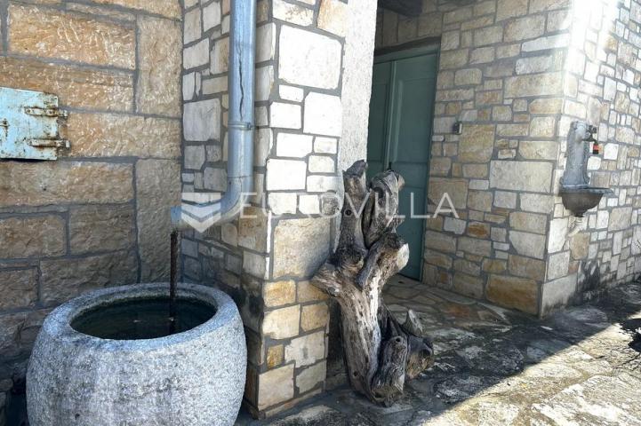 Istra, Višnjan, okolica, autentična kamena kuća s velikim građevinskim zemljištem i ogromnim potenc