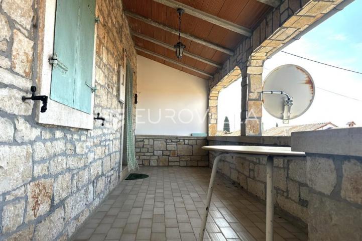 Istra, Višnjan, okolica, autentična kamena kuća s velikim građevinskim zemljištem i ogromnim potenc