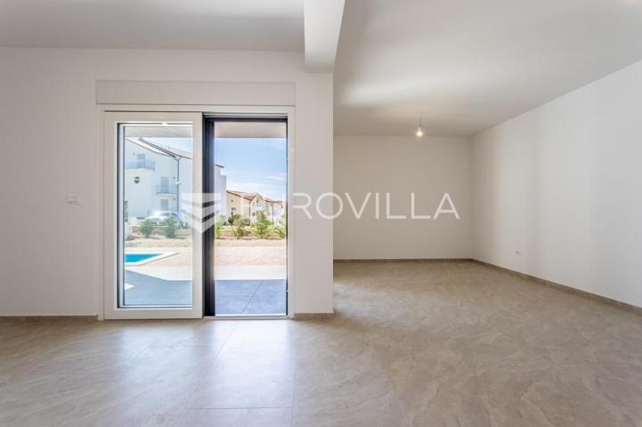 Vodice, moderna dvojna kuća s bazenom, novogradnja 169,89 m²