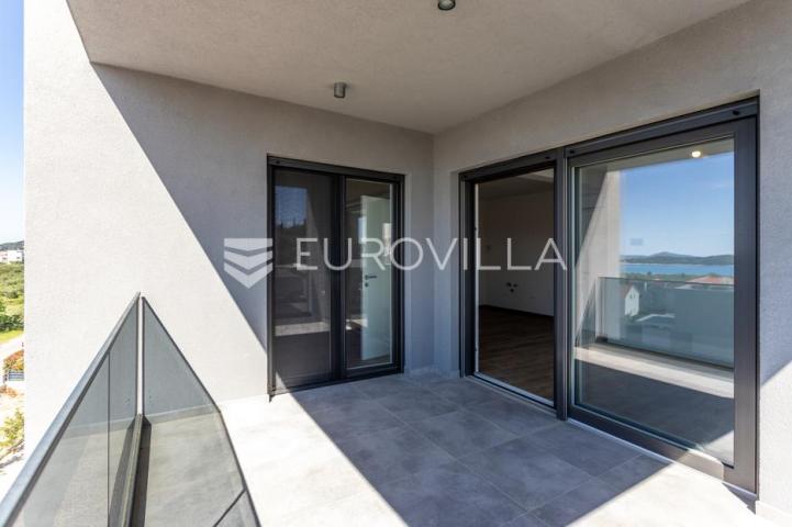 Vodice, moderna dvojna kuća s bazenom, novogradnja 169,89 m²