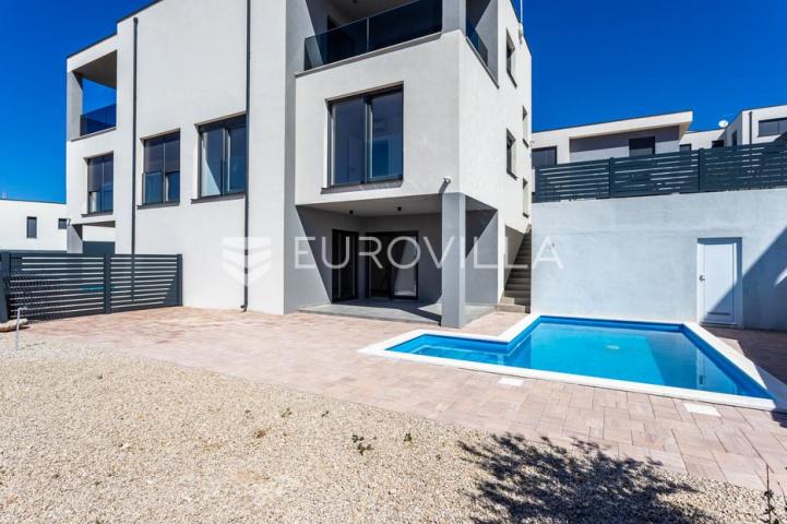 Vodice, moderna dvojna kuća s bazenom, novogradnja 169,89 m²