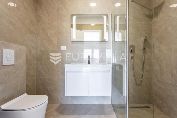 Vodice, moderna dvojna kuća s bazenom, novogradnja 169,89 m²