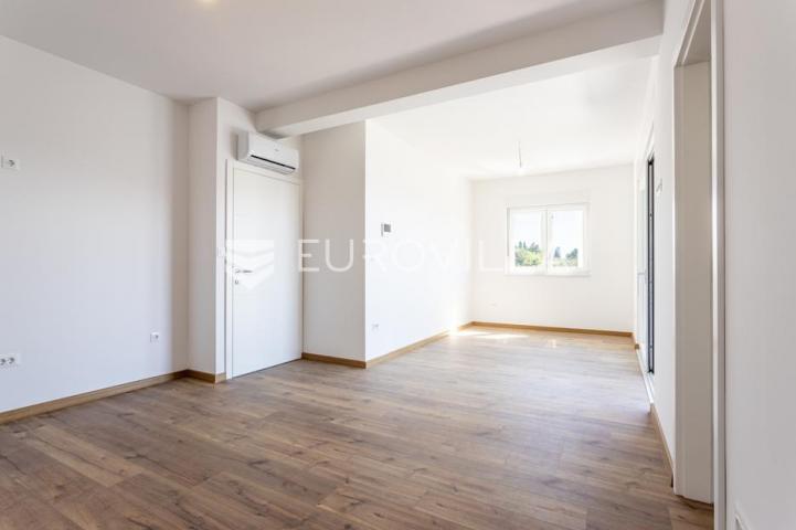 Vodice, moderna dvojna kuća s bazenom, novogradnja 169,89 m²