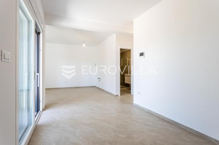 Vodice, moderna dvojna kuća s bazenom, novogradnja 169,89 m²