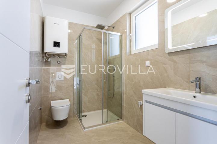 Vodice, moderna dvojna kuća s bazenom, novogradnja 169,89 m²