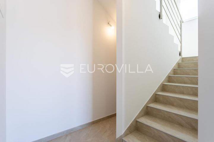 Vodice, moderna dvojna kuća s bazenom, novogradnja 169,89 m²