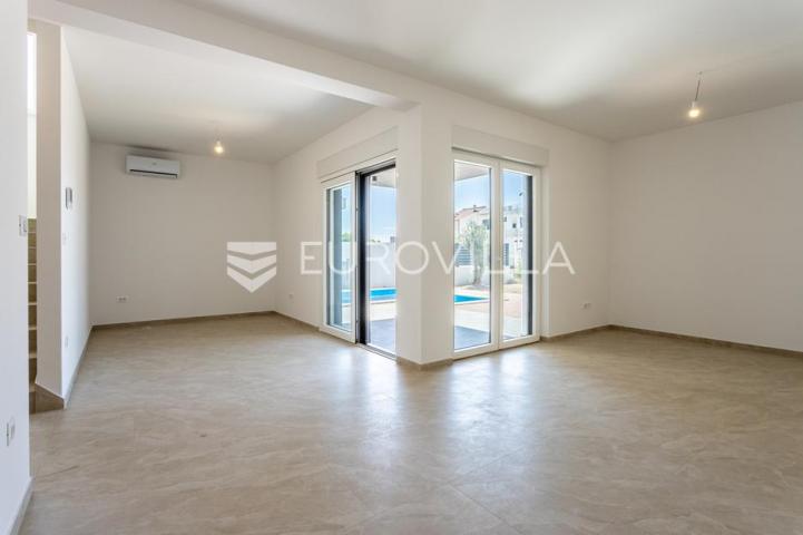 Vodice, moderna dvojna kuća s bazenom, novogradnja 169,89 m²