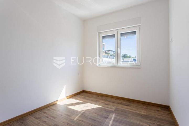 Vodice, moderna dvojna kuća s bazenom, novogradnja 169,89 m²