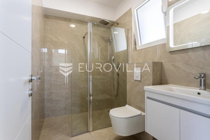 Vodice, moderna dvojna kuća s bazenom, novogradnja 169,89 m²