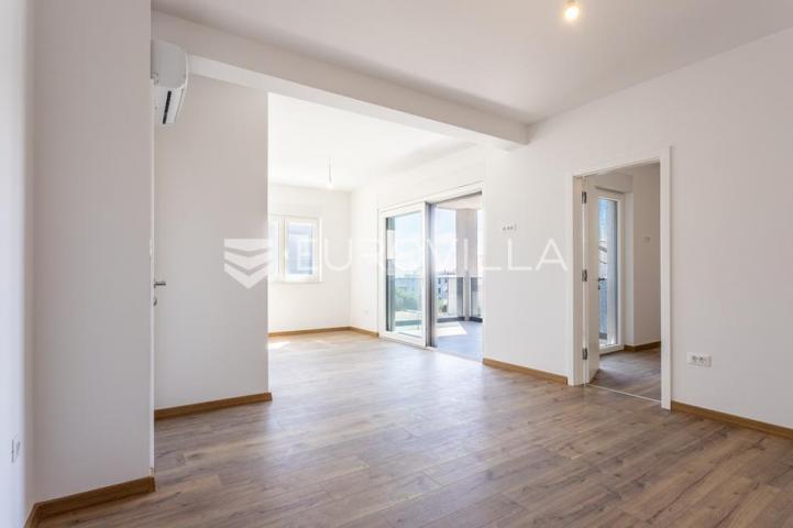 Vodice, moderna dvojna kuća s bazenom, novogradnja 169,89 m²