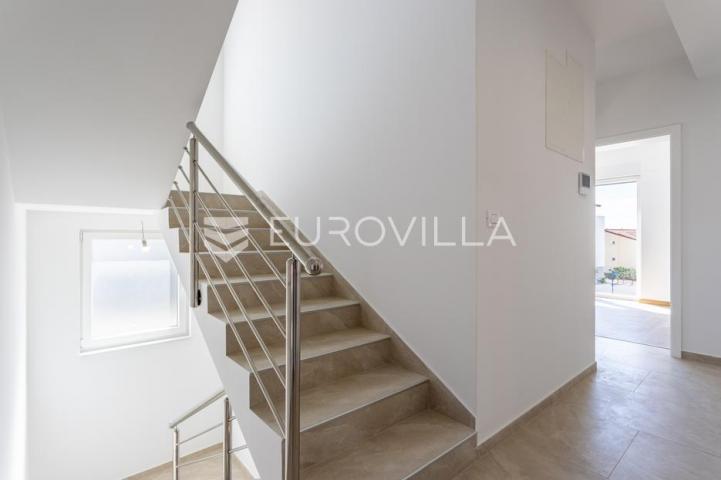 Vodice, moderna dvojna kuća s bazenom, novogradnja 169,89 m²