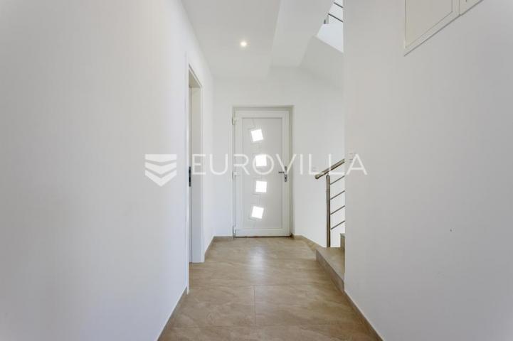 Vodice, moderna dvojna kuća s bazenom, novogradnja 169,89 m²
