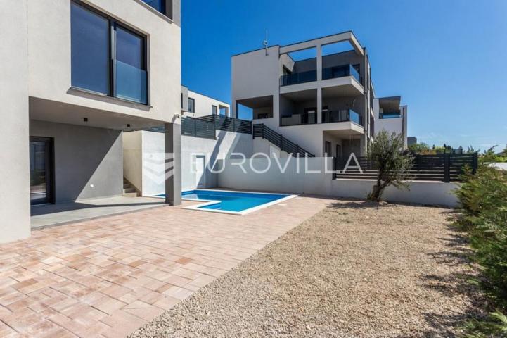 Vodice, moderna dvojna kuća s bazenom, novogradnja 169,89 m²