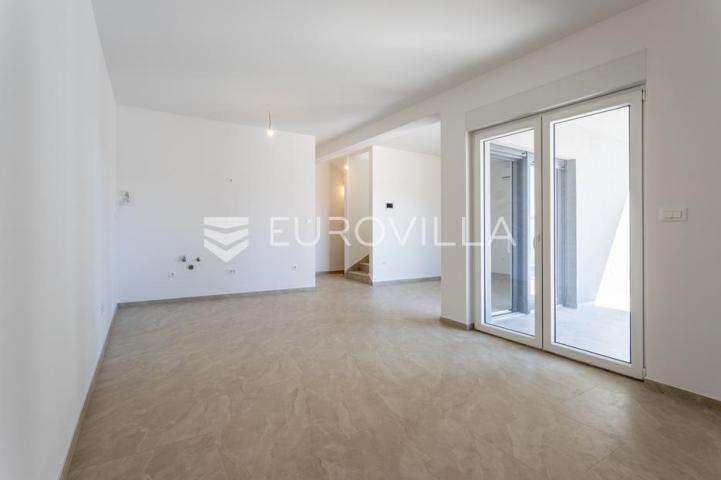 Vodice, moderna dvojna kuća s bazenom, novogradnja 169,89 m²
