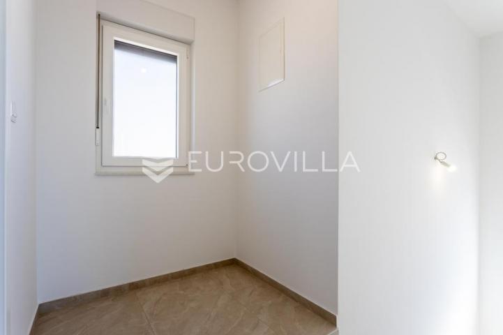 Vodice, moderna dvojna kuća s bazenom, novogradnja 169,89 m²